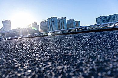 《流浪地球2》“镜面”海报 刘培强与图恒宇在镜屋中重合